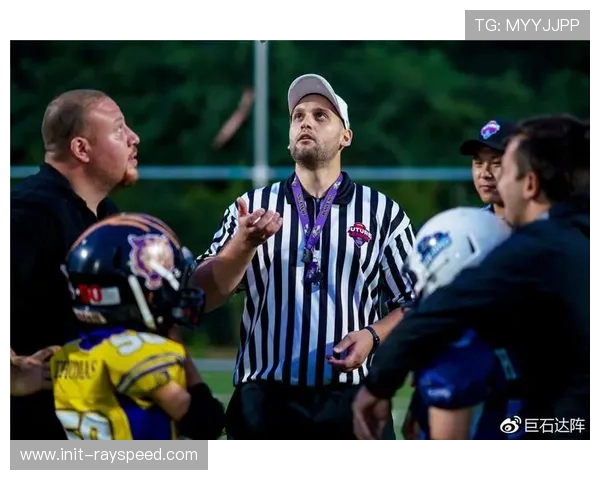 法兰克福冠军赛观众席现暖心一幕，球迷举旗致敬失利球员