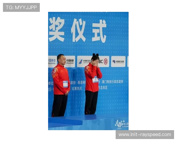 张雨霏体能大赛夺冠，接力赛后与队友合影显小鸟依人