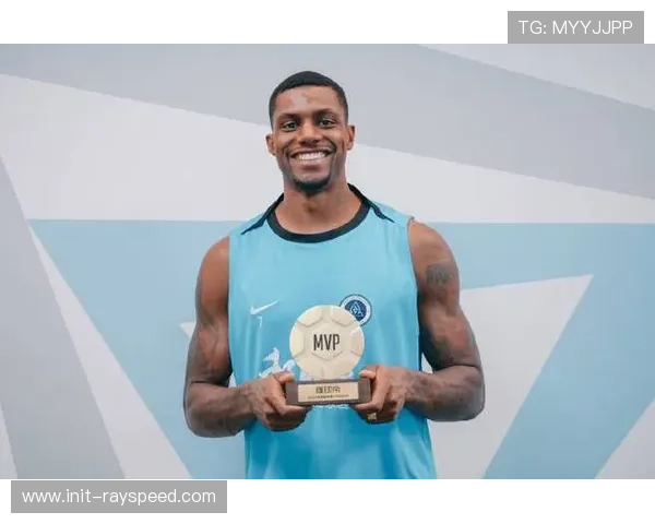 深圳外援史密斯末节11分，球迷高呼MVP致敬关键表现